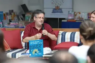 Rovena Rosa/Agência Brasil Paraty (RJ), 23/07/2026 - O professor da Universidade de São Paulo - USP, Augusto Massi, participa do lançamento do livro infantil Pelos olhos de Orides, que reúne poemas da poeta Orides Fontela selecionados por Augusto Massi, com ilustrações de Cynthia Cruttenden, na Casa da Árvore durante a programação da 24ª Festa Literária Internacional de Paraty - Flip. Foto: Rovena Rosa/Agência Brasil