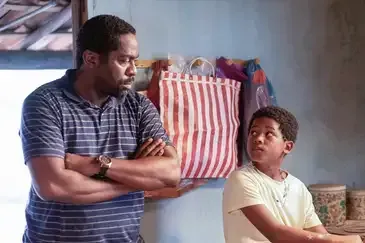 Frame Feito Pipa/Festival de Gramado Feito Pipa - Gugu sonha em se tornar um grande jogador de futebol. Criado livremente pela avó, ele fará de tudo para evitar precisar morar com o pai, com quem tem uma desafiadora relação. CE | 93’ | 12 anos.
Frame Feito Pipa/Festival de Gramado