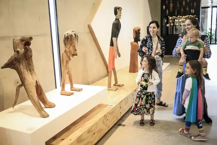 Lucas Van de Beuque/Divulgação Rio de Janeiro (RJ), 28/08/2026 - Com homenagem ao Circo, o Museu do Pontal comemora um ano na nova sede, na Barra, com exposição e programação em outubro. Uma lona de circo instalada na Praça-Jardim recebeu profissionais deste maravilhoso universo nos dias 08 e 09 de outubro de 2022, no Festival “O Circo Chegou!”, com diversas atrações circenses e também a exposição com curadoria de Angela Mascelani e
Foto: Lucas Van de Beuque/Divulgação