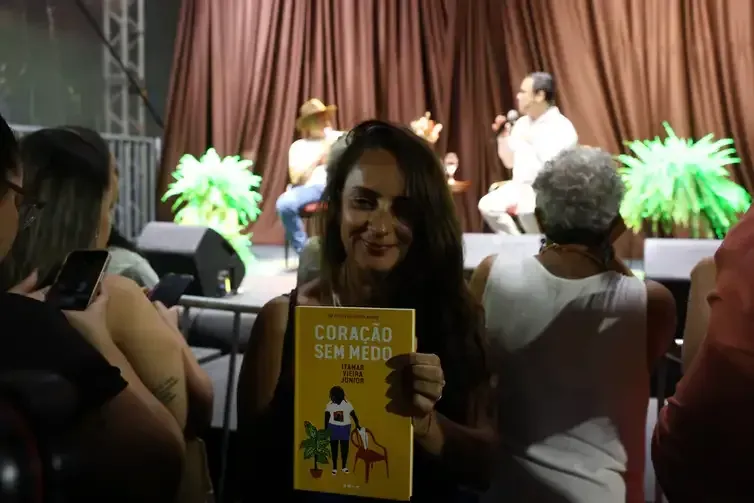 Rovena Rosa/Agência Brasil Salvador (BA), 07/08/2026 - O escritor Itamar Vieira Junior lança o livro Coração sem medo durante a 10ª Festa Literária Internacional do Pelourinho - Flipelô, no Largo do Pelourinho, centro histórico da capital baiana. Foto: Rovena Rosa/Agência Brasil