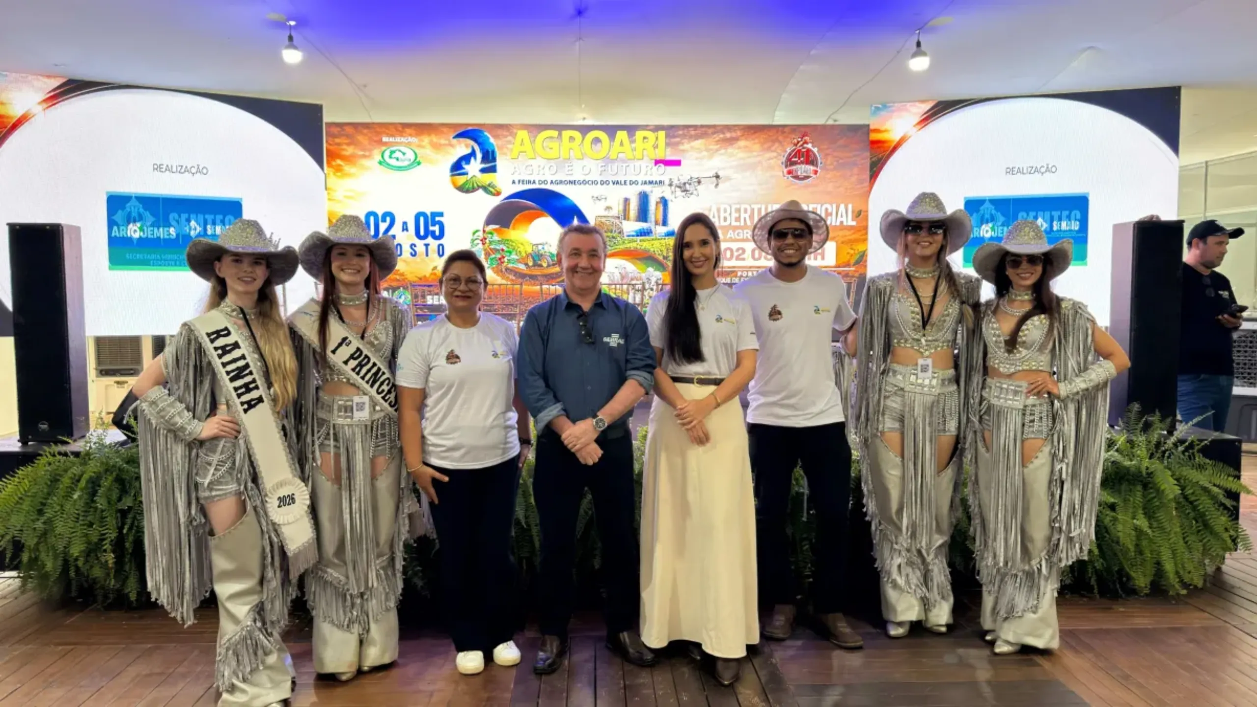 Edson Lemos e Aniele Tesser, do Sebrae em Rondônia, durante a programação da Agroari e Expoari 2026, ao lado de participantes do evento.