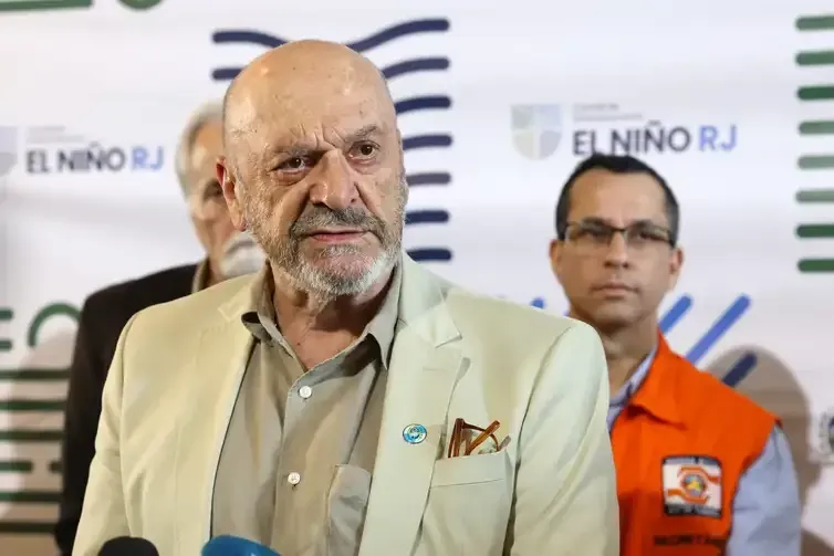 Rovena Rosa/Agência Brasil Rio de Janeiro (RJ), 20/08/2026 - O secretário de Estado de Saúde, Ronaldo Damião, participa da reunião do Comitê Estadual de Enfrentamento dos Efeitos do El Niño, com participação dos secretários de Defesa Civil, Ambiente e Sustentabilidade e Agricultura, Pecuária, Pesca, Abastecimento e Desenvolvimento do Interior, no auditório da Universidade Estadual do Rio de Janeiro - UERJ - Teatro Odylo Costa. Foto: Rovena Rosa/Agência Brasil