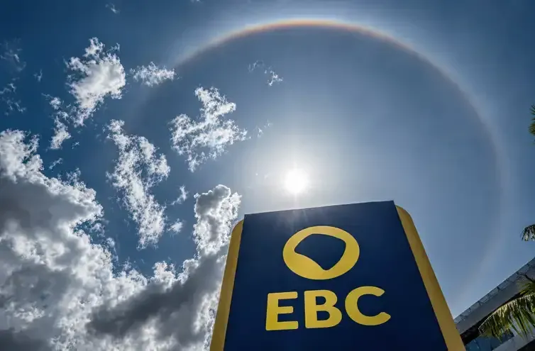 Rafa Neddermeyer/Agência Brasil 25/08/2026 - Brasília - Um halo de 22° circunda o Sol no céu de Brasília. O fenômeno óptico é formado pela refração da luz solar em cristais de gelo presentes em nuvens de grande altitude, criando um enorme anel luminoso ao redor do Sol. Foto: Rafa Neddermeyer/ Agência Brasil
