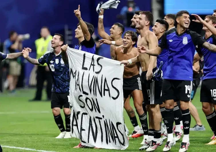 Reuters/Amanda Perobelli/Arquivo/Proibida reprodução Soccer Football - FIFA World Cup 2026 - Semi Final - England v Argentina - Atlanta Stadium, Atlanta, Georgia, U.S. - July 15, 2026 Argentina's Lisandro Martinez and Giovani Lo Celso celebrate with a Falkland Islands related banner after the match as Argentina qualify for the final of the World Cup REUTERS/Amanda Perobelli TPX IMAGES OF THE DAY
