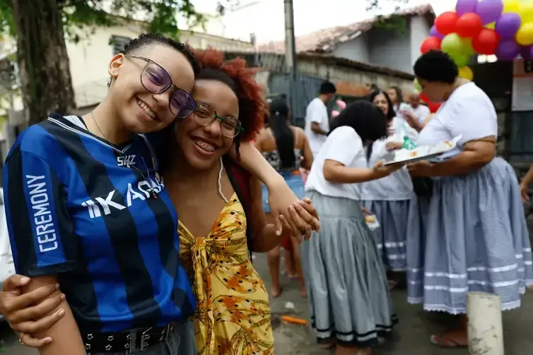 Fernando Frazão/Agência Brasil Rio de Janeiro (RJ), 27/09/2026 – As amigas Mirelle da Silva e Natasha, de 14 anos, na celebração pelo Dia de Cosme e Damião no Terreiro de Umbanda São Cosme e São Damião, em Vila Isabel. Foto: Fernando Frazão/Agência Brasil