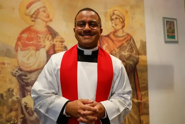 Fernando Frazão/Agência Brasil Rio de Janeiro (RJ), 27/09/2026 – Padre Luiz Gustavo Menezes do Nascimento celebra o Dia de Cosme e Damião na Paróquia de São Cosme e São Damião, no Andaraí. Foto: Fernando Frazão/Agência Brasil