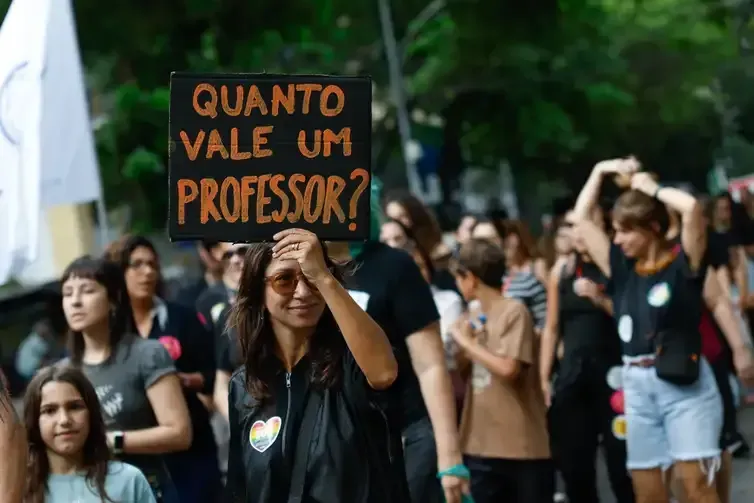Fernando Frazão/Agência Brasil Rio de Janeiro (RJ), 02/09/2026 – Professores das escolas particulares do Rio de Janeiro, em greve por reajuste salarial e outras reivindicações, protestam nas ruas da região do Largo do Machado. Foto: Fernando Frazão/Agência Brasil