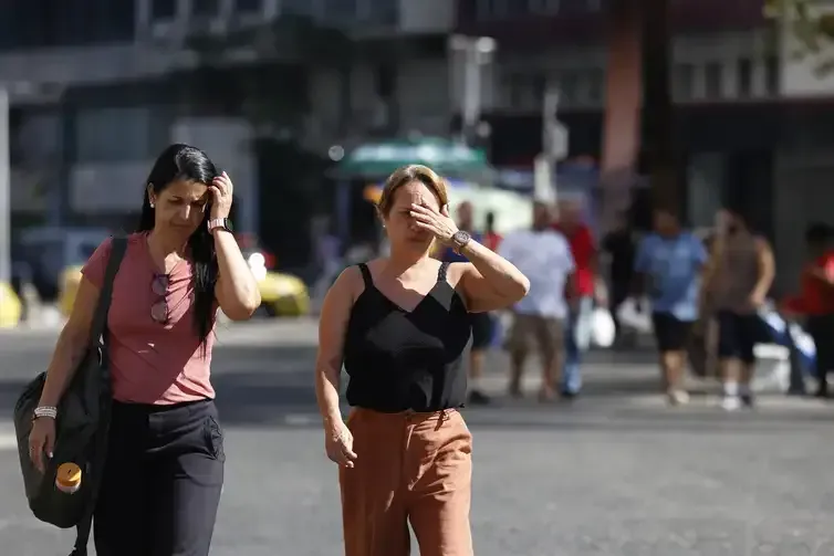 Fernando Frazão/Agência Brasil Rio de Janeiro (RJ), 26/12/2025 – Pessoas se protegem do sol no centro da cidade em dia de calor no Rio de Janeiro. Foto: Fernando Frazão/Agência Brasil
