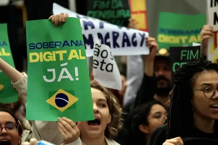 Paulo Pinto/Agência Brasil São Paulo (SP), 19/10/2026 - Organizações da sociedade civil e movimentos sociais realizam protesto em frente à sede da Meta , na avenida Faria Lima,3732, para denunciar o que consideram interferência sistemática da big tech na eleição brasileira. Foto: Paulo Pinto/Agencia Brasil
