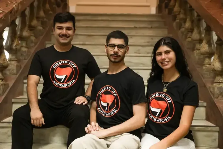 Tomaz Silva/Agência Brasil Rio de Janeiro (RJ), 29/10/2026 – Os estudantes de direito da Universidade Federal Fluminense (UFF), Simão Gabriel, João Paulo Pimenta e Valentina Cruz posam para fotografia na faculdade, no bairro do Ingá, em Niterói (RJ). Foto: Tomaz Silva/Agência Brasil