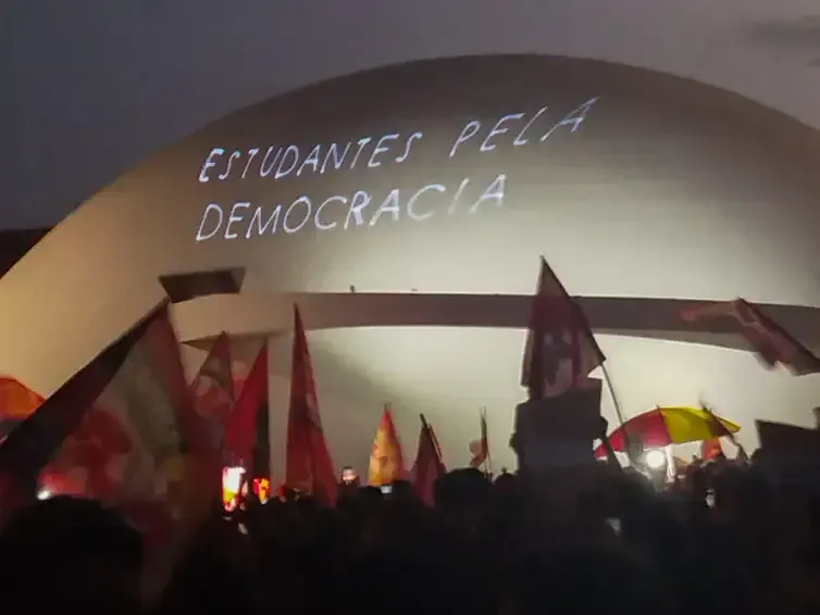 Luiz Claudio/Agência Brasil Brasília (DF), 13/10/2026 - Ato em apoio à candidatura de reeleição, Luiz Inácio Lula da Silva à Presidência da República, no Museu da República, em Brasília.
Foto: Luiz Claudio/Agência Brasil