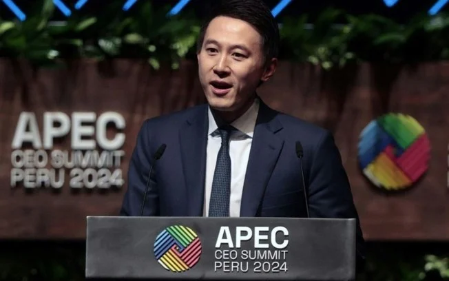 O CEO de TikTok, Shou Chew, durante a Cúpula de CEOs da Apec em Lima, em 15 de novembro de 2024. Foto divulgada pela agência de notícias peruana Andina O CEO de TikTok, Shou Chew, durante a Cúpula de CEOs da Apec em Lima, em 15 de novembro de 2024. Foto divulgada pela agência de notícias peruana Andina