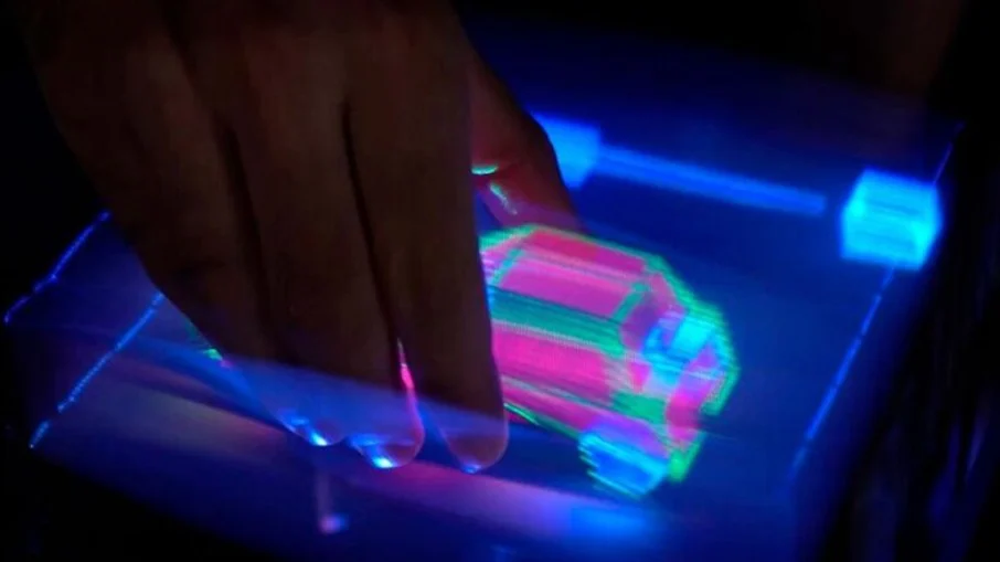 Um carro 3D é agarrado e rodado por um utilizador. Um carro 3D é agarrado e rodado por um utilizador.