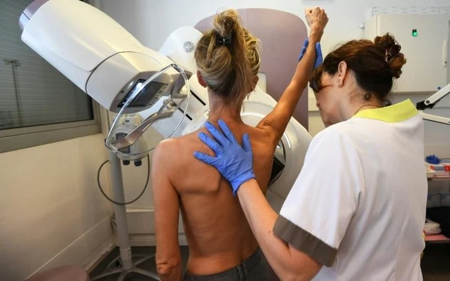 Aproximadamente uma em cada oito mulheres nos Estados Unidos será diagnosticada com câncer de mama invasivo ao longo da vida e uma em cada 43 vai morrer vítima da doença, segundo um estudo da Sociedade Americana do Câncer Aproximadamente uma em cada oito mulheres nos Estados Unidos será diagnosticada com câncer de mama invasivo ao longo da vida e uma em cada 43 vai morrer vítima da doença, segundo um estudo da Sociedade Americana do Câncer