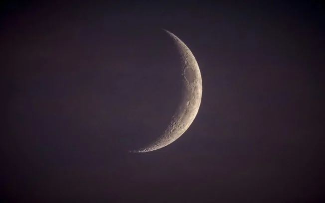 A Lua fotografada em fase crescente em 2 de setembro de 2019 em Tours, na França A Lua fotografada em fase crescente em 2 de setembro de 2019 em Tours, na França