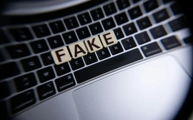 Desde deepfakes destinados a influenciar eleições até chatbots que espalham notícias falsas, a contaminação do mundo da informação parece ser um dos grandes perigos do crescente uso da inteligência artificial (IA) Desde deepfakes destinados a influenciar eleições até chatbots que espalham notícias falsas, a contaminação do mundo da informação parece ser um dos grandes perigos do crescente uso da inteligência artificial (IA)