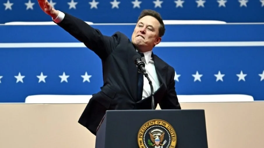 Elon Musk cumprimenta o público na Capital One Arena de Washington, em 20 de janeiro de 2025 Elon Musk cumprimenta o público na Capital One Arena de Washington, em 20 de janeiro de 2025