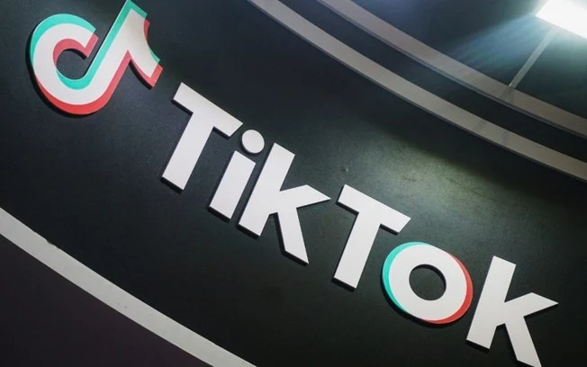 O logotipo do TikTok é visto durante a China International Textile and Garment Supply Expo em Hangzhou, na província de Zhejiang, no leste da China, em 5 de dezembro de 2024 O logotipo do TikTok é visto durante a China International Textile and Garment Supply Expo em Hangzhou, na província de Zhejiang, no leste da China, em 5 de dezembro de 2024