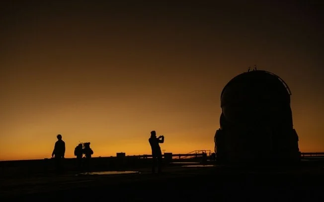 (Arquivo) Técnicos caminham ao lado de um telescópio auxiliar no Observatório Paranal, norte do Chile (Arquivo) Técnicos caminham ao lado de um telescópio auxiliar no Observatório Paranal, norte do Chile