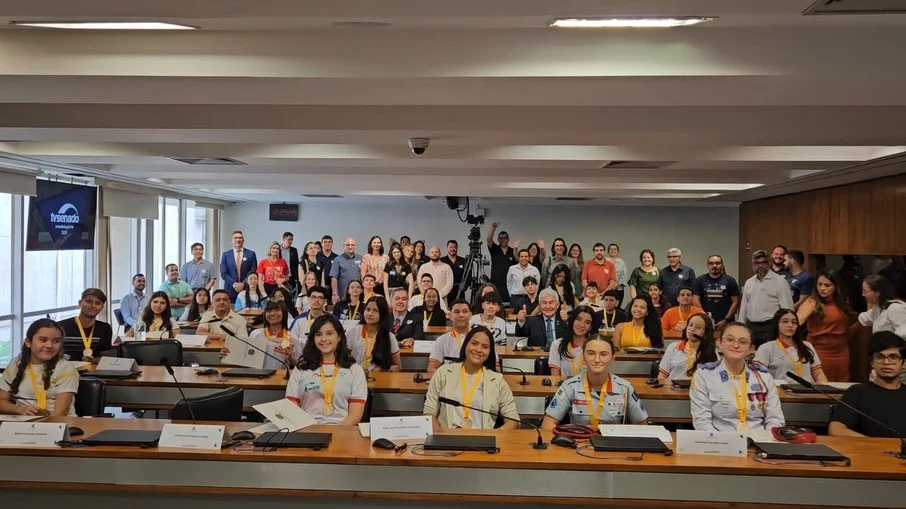 Entrega de Certificados de Honra ao Mérito - Olimpíada Nacional de Ciências 2024. Senador Astronauta Marcos Pontes e alunos premiados Entrega de Certificados de Honra ao Mérito - Olimpíada Nacional de Ciências 2024. Senador Astronauta Marcos Pontes e alunos premiados