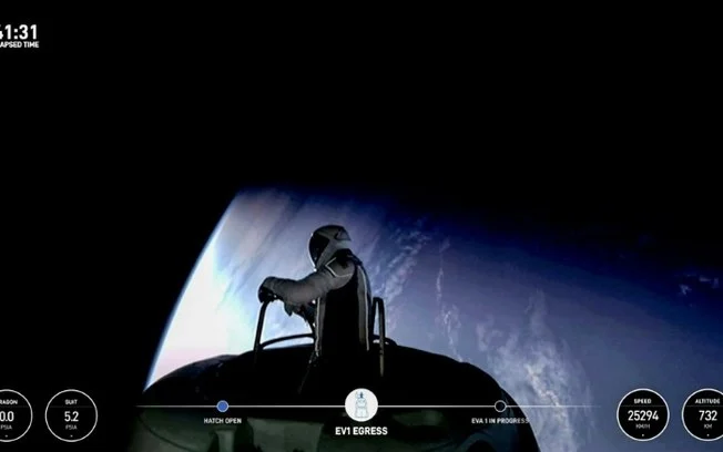 Esta imagem estática tirada de uma transmissão da SpaceX e da Polaris em 12 de setembro de 2024 mostra o bilionário fintech americano Jared Isaacman (EV1) espiando o espaço de uma estrutura de escotilha chamada Esta imagem estática tirada de uma transmissão da SpaceX e da Polaris em 12 de setembro de 2024 mostra o bilionário fintech americano Jared Isaacman (EV1) espiando o espaço de uma estrutura de escotilha chamada