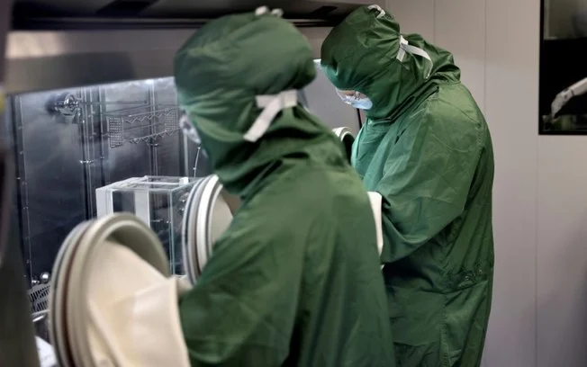 Técnicos de laboratório produzem células e DNA em uma empresa biofarmacêutica, 23 de setembro de 2021 em Paris Técnicos de laboratório produzem células e DNA em uma empresa biofarmacêutica, 23 de setembro de 2021 em Paris