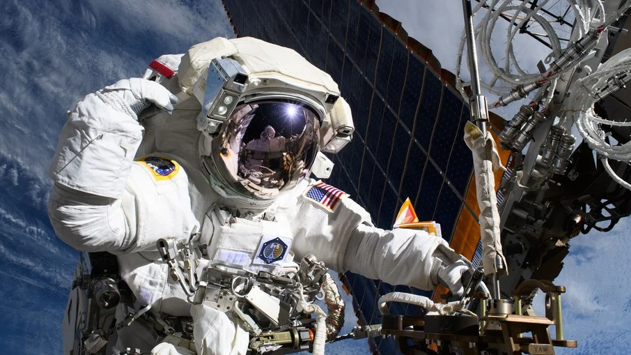 Astronauta da NASA, Anne McClain, perto de um dos principais painéis solares da Estação Espacial Internacional Astronauta da NASA, Anne McClain, perto de um dos principais painéis solares da Estação Espacial Internacional