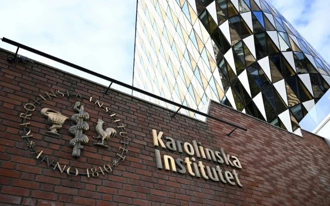 Vista externa do Instituto Karolinska em Estocolmo, Suécia, em 7 de outubro de 2024 Vista externa do Instituto Karolinska em Estocolmo, Suécia, em 7 de outubro de 2024