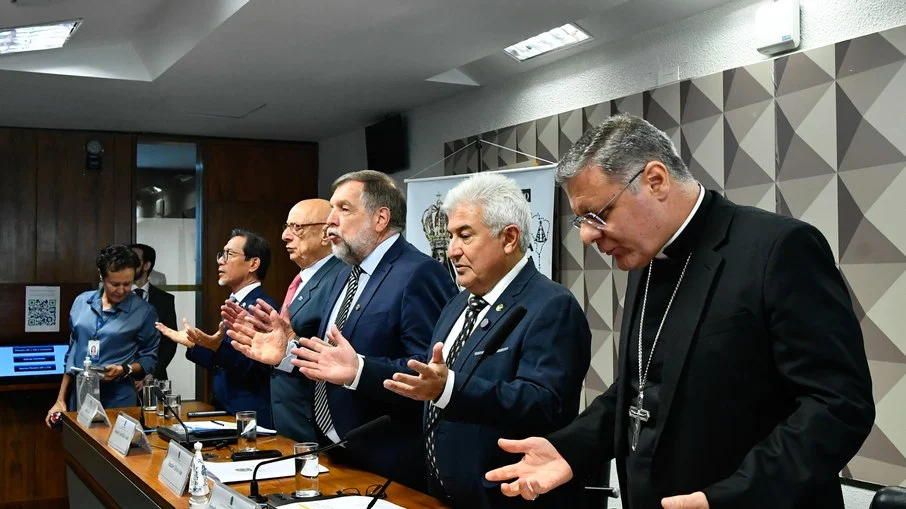 Frente Parlamentar Católica Apostólica Romana (FPC) realiza reunião para instalação e eleição da mesa diretora. Na foto: Representante de Taiwan no Brasil, Benito Liao; Senador Esperidião Amin (PP-SC); Vice-presidente da FPC, senador Flávio Arns (PSB-PR); Presidente da FPC, Senador Astronauta Marcos Pontes (PL-SP) e Cardeal-Arcebispo de Brasília, Dom Paulo Cezar Costa Frente Parlamentar Católica Apostólica Romana (FPC) realiza reunião para instalação e eleição da mesa diretora. Na foto: Representante de Taiwan no Brasil, Benito Liao; Senador Esperidião Amin (PP-SC); Vice-presidente da FPC, senador Flávio Arns (PSB-PR); Presidente da FPC, Senador Astronauta Marcos Pontes (PL-SP) e Cardeal-Arcebispo de Brasília, Dom Paulo Cezar Costa