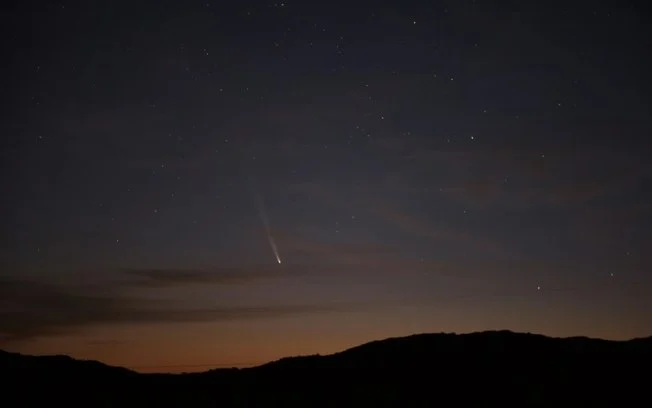 O cometa C/2023 A3 Tsuchinshan-Atlas é visto no céu sobre colinas perto da cidade de Aguas Blancas, Uruguai, durante o nascer do sol em 28 de setembro de 2024 O cometa C/2023 A3 Tsuchinshan-Atlas é visto no céu sobre colinas perto da cidade de Aguas Blancas, Uruguai, durante o nascer do sol em 28 de setembro de 2024