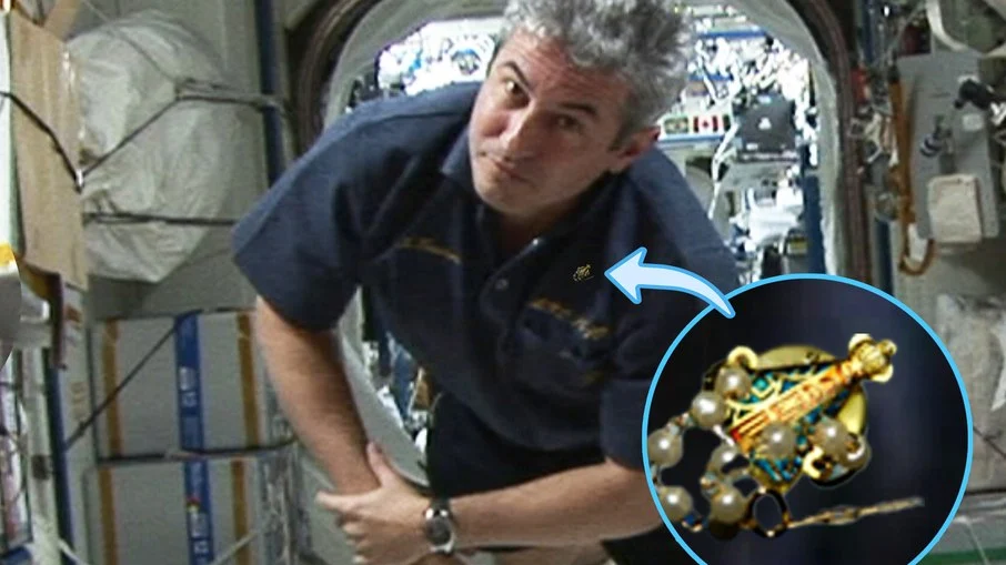 Astronauta Marcos Pontes na Estação Espacial Internacional (ISS) com o boton de Nossa Senhora Aparecida Astronauta Marcos Pontes na Estação Espacial Internacional (ISS) com o boton de Nossa Senhora Aparecida