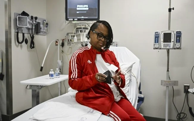 Towana Looney, de 53 anos, que recebeu um rim de porco geneticamente editado, realiza exames no hopsital NYU Langone Health, em Nova York, 11 de dezembro de 2024 Towana Looney, de 53 anos, que recebeu um rim de porco geneticamente editado, realiza exames no hopsital NYU Langone Health, em Nova York, 11 de dezembro de 2024