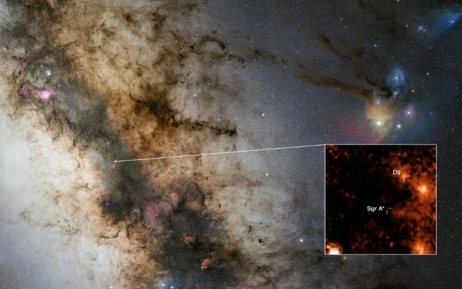 Imagem do Observatório Europeu Austral publicada em 17 de dezembro de 2024 mostrando a localização do sistema estelar binário D9 Imagem do Observatório Europeu Austral publicada em 17 de dezembro de 2024 mostrando a localização do sistema estelar binário D9