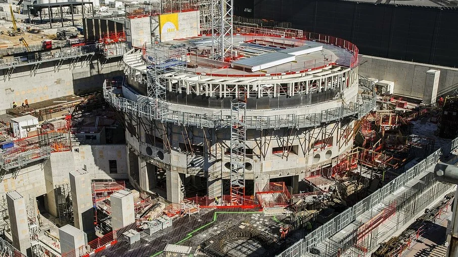 Maior ímã do mundo é concluído para reator de fusão nuclear na França Maior ímã do mundo é concluído para reator de fusão nuclear na França