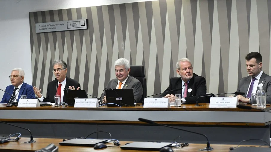 Comissão de Ciência, Tecnologia, Inovação, Comunicação e Informática (CCT) promove audiência pública para debater o impacto e a governança das ações do Fundo Nacional de Desenvolvimento Científico e Tecnológico (FNDCT). Mesa: diretor científico do Conselho Nacional de Desenvolvimento Científico e Tecnológico (CNPq), Olival Freire Junior; secretário executivo do Ministério da Ciência, Tecnologia e Inovação (MCTI), Luis Manuel Rebelo Fernandes; presidente eventual da CCT, senador Astronauta Marcos Pontes (PL-SP); diretor de Desenvolvimento Científico e Tecnológico da Financiadora de Estudos e Projetos (Finep), Carlos Alberto Aragão de Carvalho Filho; secretário-executivo da Secretaria de Estado para Ciência, Tecnologia e Inovação do Distrito Federal, Alexandre Villain. Comissão de Ciência, Tecnologia, Inovação, Comunicação e Informática (CCT) promove audiência pública para debater o impacto e a governança das ações do Fundo Nacional de Desenvolvimento Científico e Tecnológico (FNDCT). Mesa: diretor científico do Conselho Nacional de Desenvolvimento Científico e Tecnológico (CNPq), Olival Freire Junior; secretário executivo do Ministério da Ciência, Tecnologia e Inovação (MCTI), Luis Manuel Rebelo Fernandes; presidente eventual da CCT, senador Astronauta Marcos Pontes (PL-SP); diretor de Desenvolvimento Científico e Tecnológico da Financiadora de Estudos e Projetos (Finep), Carlos Alberto Aragão de Carvalho Filho; secretário-executivo da Secretaria de Estado para Ciência, Tecnologia e Inovação do Distrito Federal, Alexandre Villain.