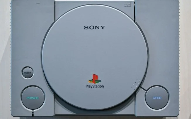 Um total de 102 milhões de unidades da primeira versão do PlayStation foram vendidas Um total de 102 milhões de unidades da primeira versão do PlayStation foram vendidas