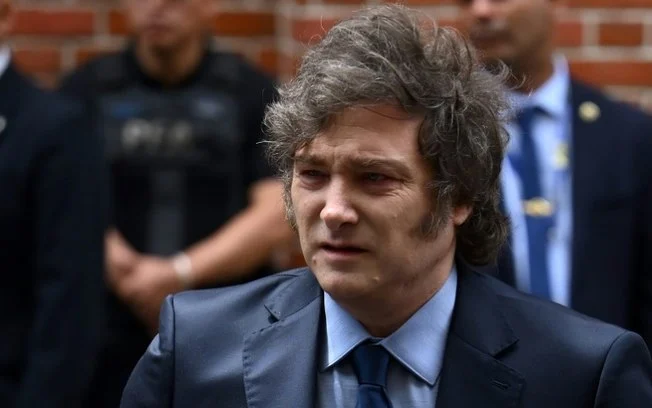 O presidente da Argentina, Javier Milei, deixa o Museu do Holocausto após participar de um evento no Dia Internacional em Memória das Vítimas do Holocausto em Buenos Aires, em 27 de janeiro de 2025 O presidente da Argentina, Javier Milei, deixa o Museu do Holocausto após participar de um evento no Dia Internacional em Memória das Vítimas do Holocausto em Buenos Aires, em 27 de janeiro de 2025