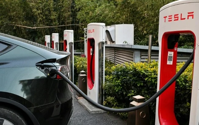 A China é um mercado importante para a Tesla, que tem duas fábricas no país e tenta competir com as fabricantes locais A China é um mercado importante para a Tesla, que tem duas fábricas no país e tenta competir com as fabricantes locais