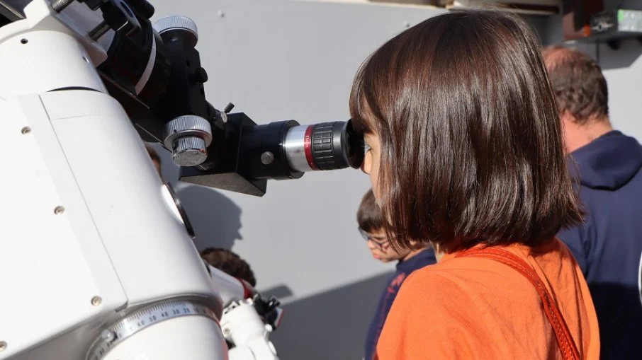 Bethânia, 7 anos, observa o Sol no Polo Astronômico de Amparo Bethânia, 7 anos, observa o Sol no Polo Astronômico de Amparo