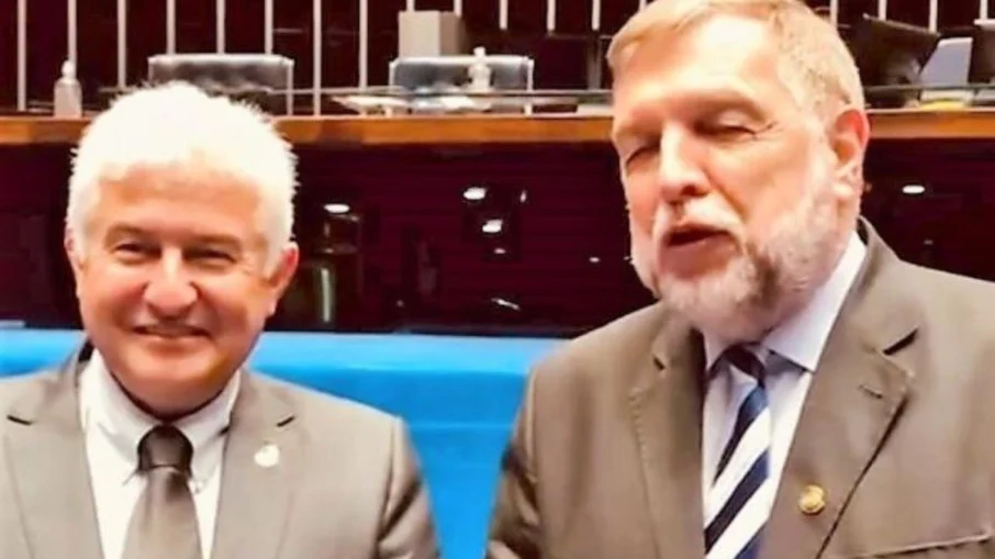 Senador Astronauta Marcos Pontes (PL/SP) ao lado do Senador Flávio Arns (PSB/PR) em vídeo de agradecimento ao recebimento da Comenda Barão do Serro Azul Senador Astronauta Marcos Pontes (PL/SP) ao lado do Senador Flávio Arns (PSB/PR) em vídeo de agradecimento ao recebimento da Comenda Barão do Serro Azul