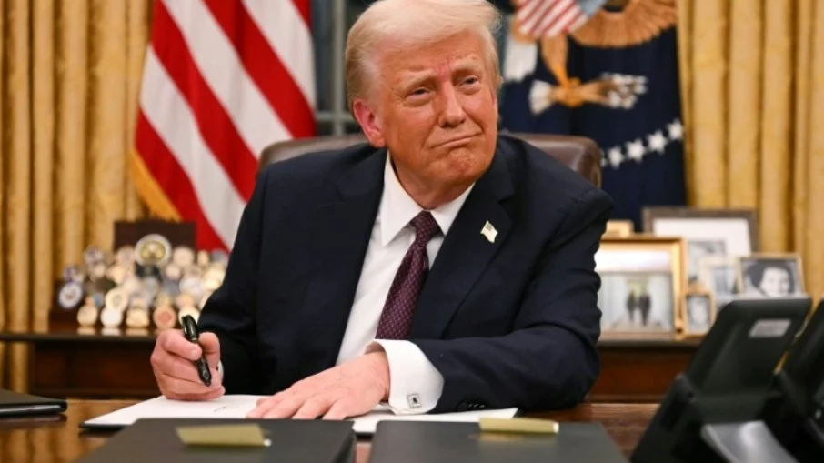 Donald Trump assina decretos presidenciais no Salão Oval da Casa Branca, em Washington, em 20 de janeiro de 2025 Donald Trump assina decretos presidenciais no Salão Oval da Casa Branca, em Washington, em 20 de janeiro de 2025