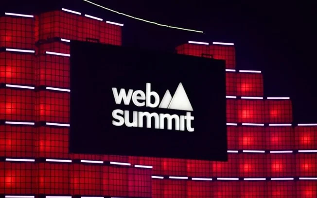 Vista do palco principal do Web Summit Rio 2025 antes da cerimônia de abertura no Riocentro, no Rio de Janeiro, em 27 de abril de 2025 Vista do palco principal do Web Summit Rio 2025 antes da cerimônia de abertura no Riocentro, no Rio de Janeiro, em 27 de abril de 2025
