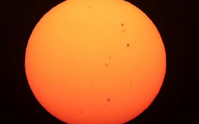 Espera-se que uma enorme bola de plasma e seu campo magnético correspondente, expelidos pelo Sol, impactem imediatamente a Terra, o que poderia desencadear auroras boreais Espera-se que uma enorme bola de plasma e seu campo magnético correspondente, expelidos pelo Sol, impactem imediatamente a Terra, o que poderia desencadear auroras boreais