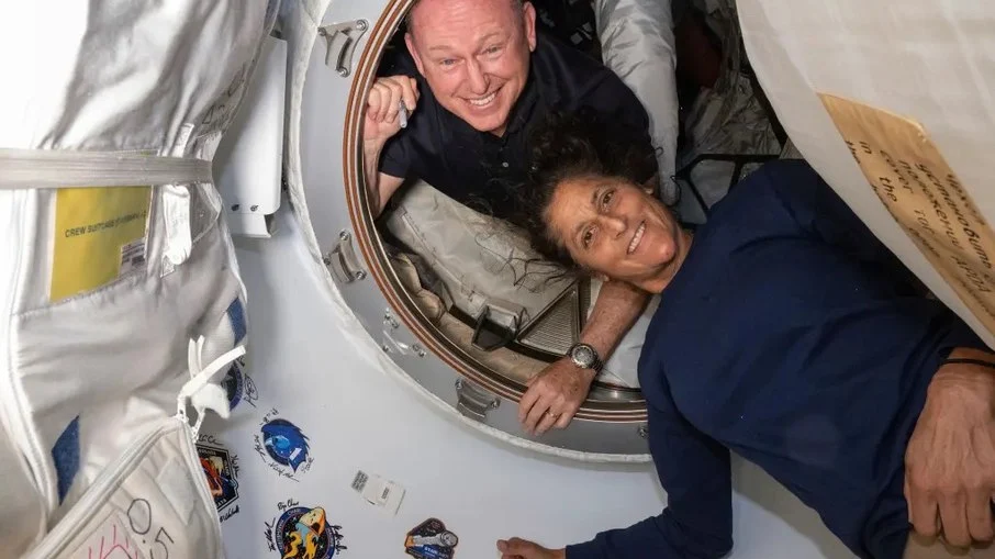 Suni Williams e Butch Wilmore retornaram para casa nesta terça-feira (18). Suni Williams e Butch Wilmore retornaram para casa nesta terça-feira (18).