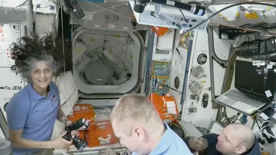 Astronauta Sunita Williams é vista logo após a tripulação atracar na manhã de domingo (16). Astronauta Sunita Williams é vista logo após a tripulação atracar na manhã de domingo (16).