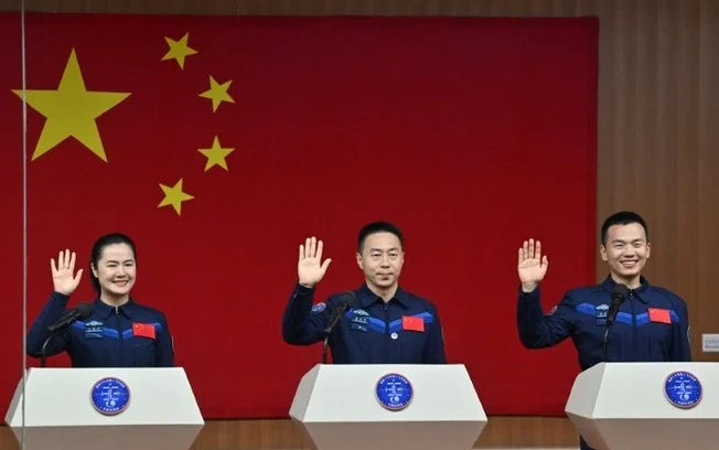Os astronautas chiness (da esquerda para direita) Wang Haoze, Cai Xuzhe e Song Lingdong durante entrevista coletiva no espacial de Jiuquan Os astronautas chiness (da esquerda para direita) Wang Haoze, Cai Xuzhe e Song Lingdong durante entrevista coletiva no espacial de Jiuquan