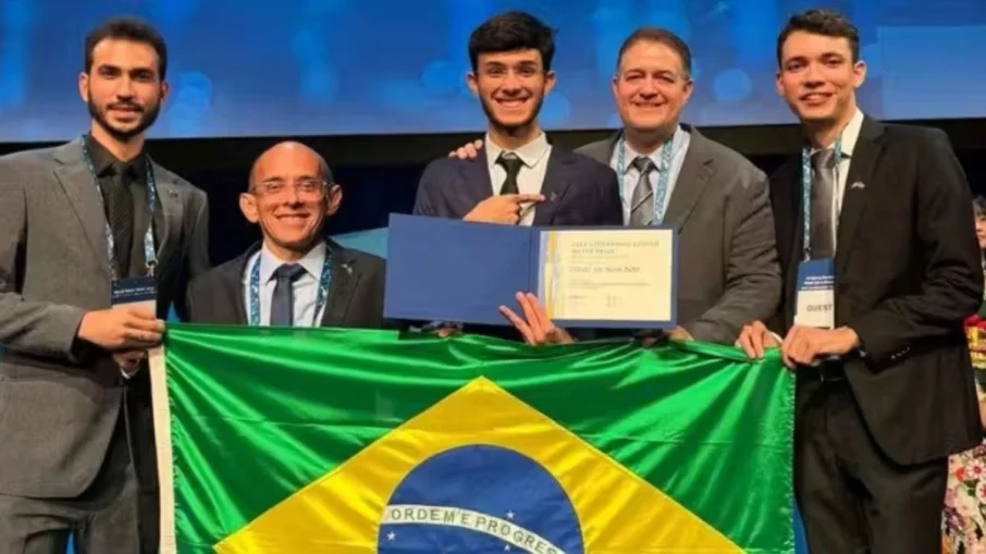 O jovem brasileiro Manoel Nunes ao receber o Prêmio Nobel da Ciência Jovem em Estocolmo, na Suécia. O jovem brasileiro Manoel Nunes ao receber o Prêmio Nobel da Ciência Jovem em Estocolmo, na Suécia.