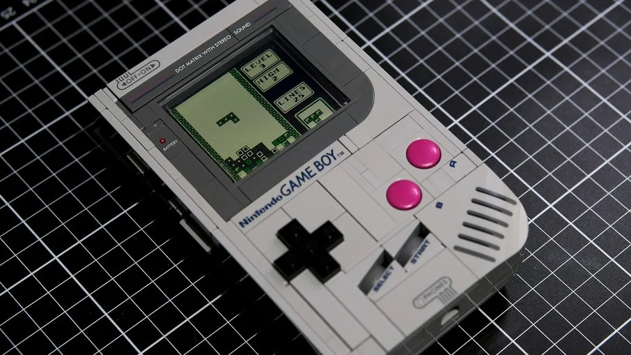 Lego Game Boy modificado com chips reais da Nintendo, tela funcional e botões operacionais Lego Game Boy modificado com chips reais da Nintendo, tela funcional e botões operacionais