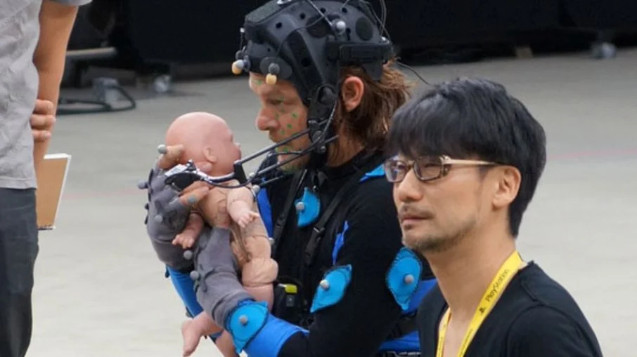 Norman Reedus e Hideo Kojima nos bastidores de gravação de Death Stranding Norman Reedus e Hideo Kojima nos bastidores de gravação de Death Stranding