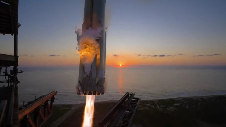 Em manobra inédita, foguete Super Heavy, da SpaceX, é abraçado por 'garras' ao retornar para a plataforma de lançamento Em manobra inédita, foguete Super Heavy, da SpaceX, é abraçado por 'garras' ao retornar para a plataforma de lançamento